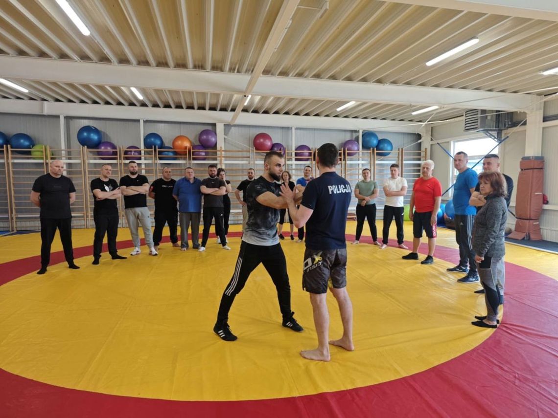 Każdy, kto dopuści się znieważenia, naruszenia nietykalności cielesnej lub czynnej napaści na ratownika medycznego, musi liczyć się z odpowiedzialnością karną. Na zdjęciu: szkolenie ratowników medycznych na terenie OSiR w Zamościu.