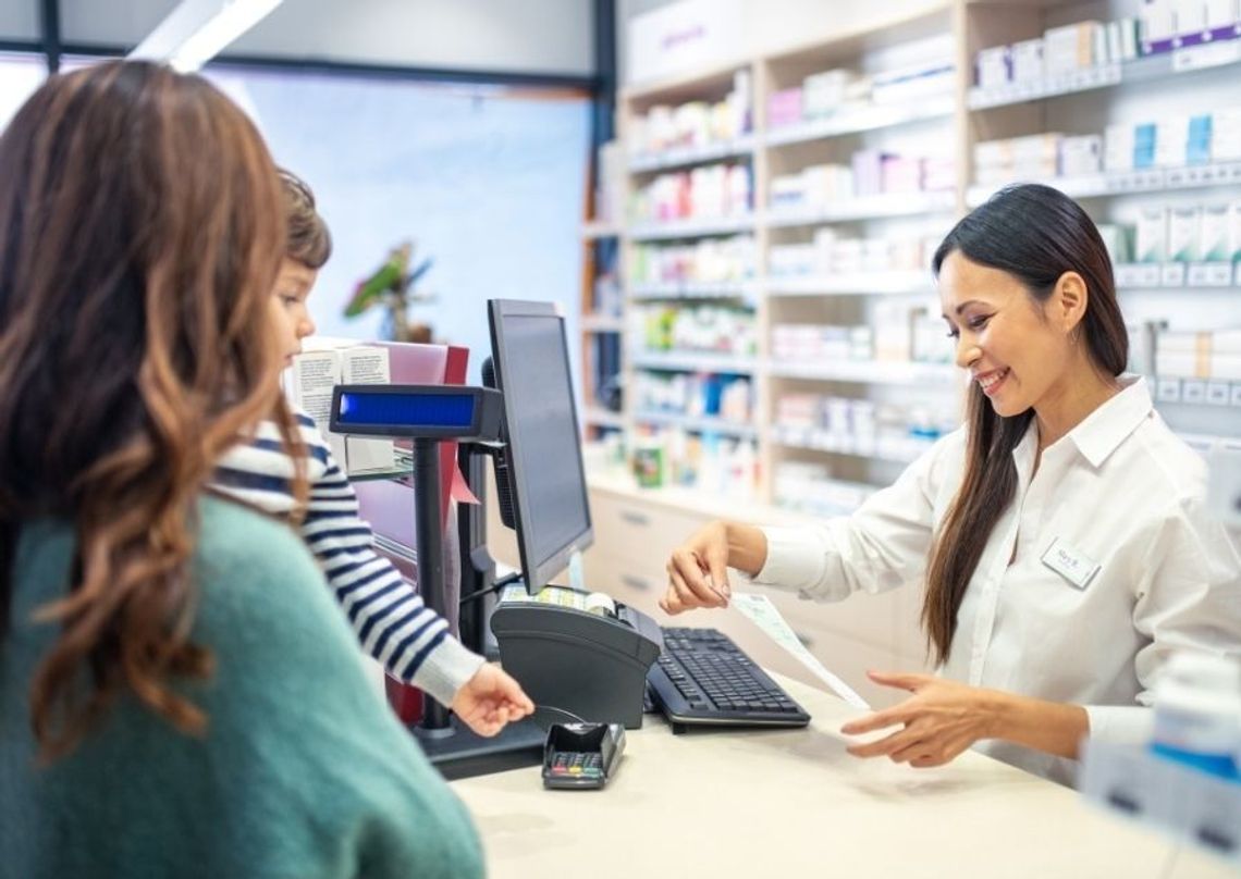 Farmaceuci mogliby przedłużać leczenie bez konieczności wizyty u lekarza. Projekt obejmuje recepty kontynuowane, dostęp do IKP i nowe zasady dla leków przewlekłych.