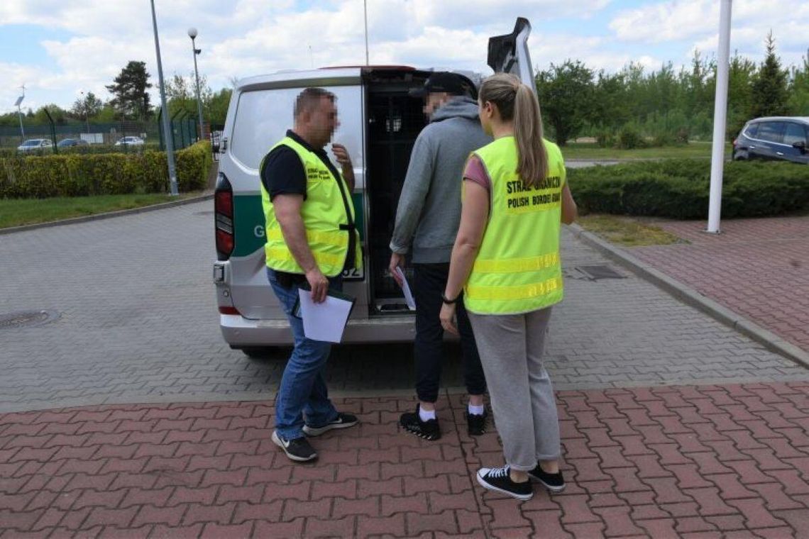 30-latek z Ukrainy został błyskawicznie deportowany z Polski i orzeczono wobec niego surowy zakaz wjazdu do Polski i państw Strefy Schengen przez co najmniej 5 lat.