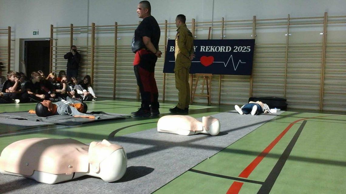 W tym roku w Szkole Podstawowej w Uchaniach 105 uczniów wzięło udział w biciu rekordu w szybkości udzielania pierwszej pomocy.