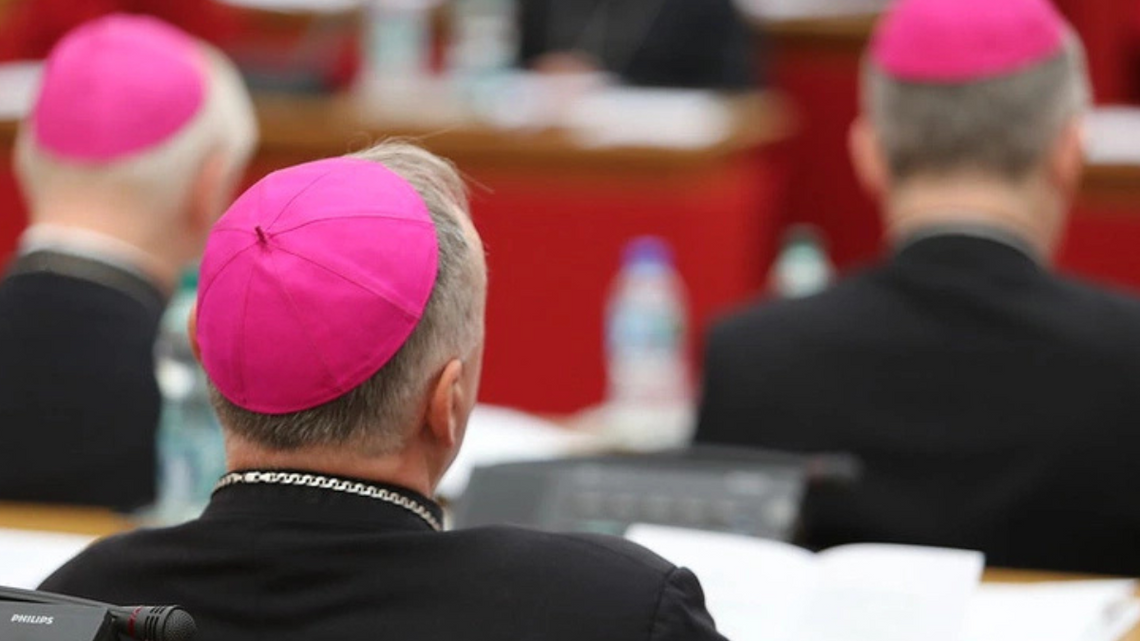 Biskupi wciąż protestują przeciwko zmniejszeniu liczby religii w szkołach.