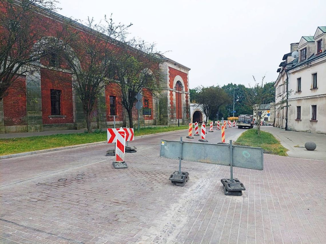 Remont ulicy Łukasińskiego w Zamościu się przedłuży. Kierowcy muszą uzbroić się w cierpliwość