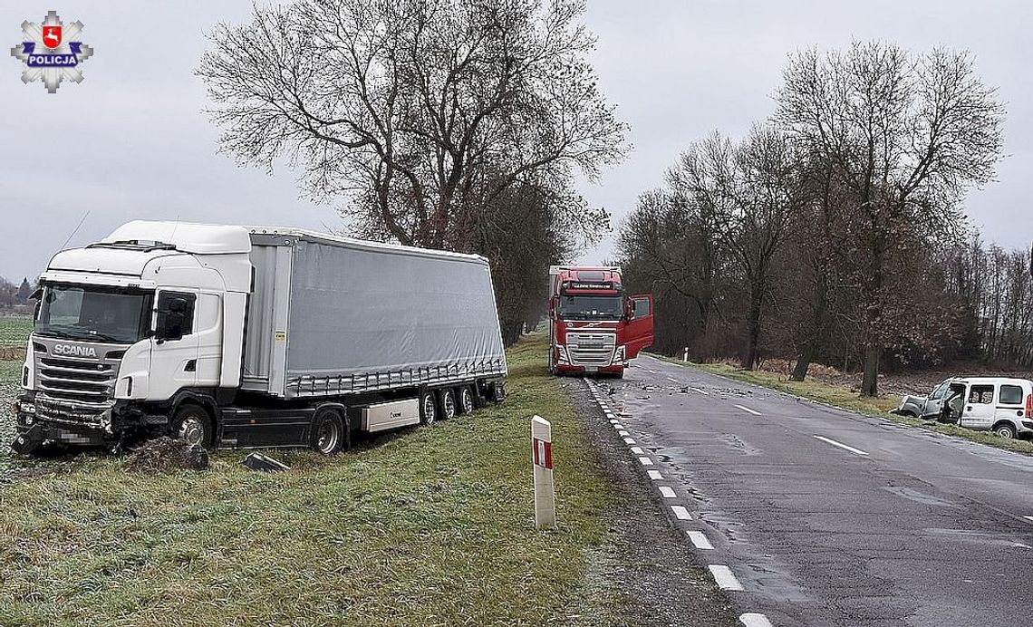 Renault zderzył się z ciężarówką. 2-letnia dziewczynka w szpitalu