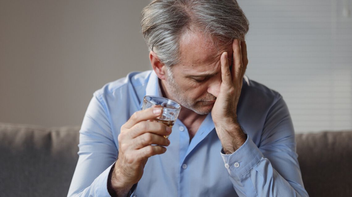 Renta alkoholowa namieszała w sieci. ZUS prostuje fakty Renta alkoholowa to potoczna nazwa świadczenie dla osób, które wyniszczyły swój organizm alkoholem tak, że nie są już zdolne do podjęcia pracy.