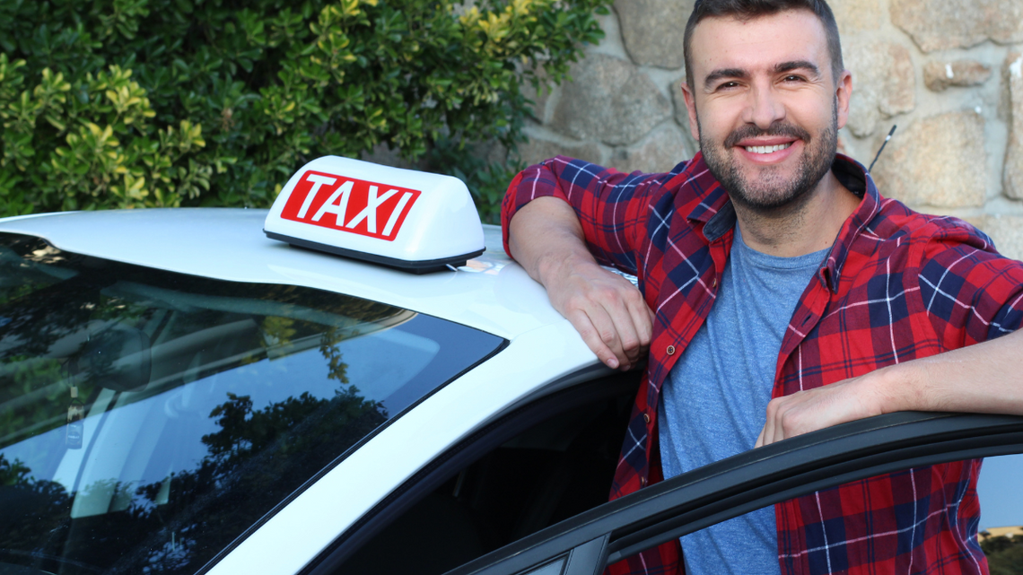 Robo-taxi lekiem na brak taksówkarzy. Kiedy pojawią się na ulicach? Codziennie z ulic znika średnio 5 taksówkarzy.