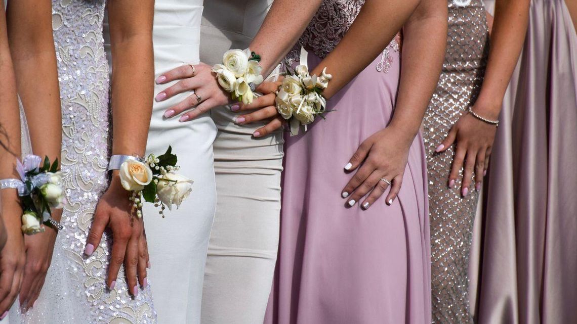 W maju trzeba już jeździć i wybierać lokal, podpisywać umowy i wpłacić zaliczkę. Zaczyna się organizowanie studniówki.