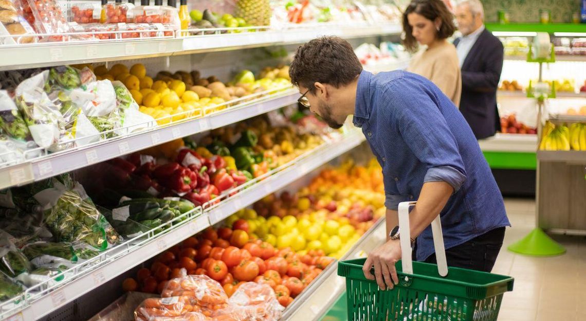 Rolnicy chcą dodatkowych cen w sklepach. Żeby klient wiedział Zdaniem rolników i sadowników sklepy powinny podawać ceny warzyw i owoców, po jakich kupiły je od producenta.
