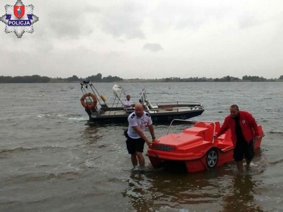 Rower wodny dryfował po zalewie w Nieliszu. Pomogli policjanci i ratownicy WOPR