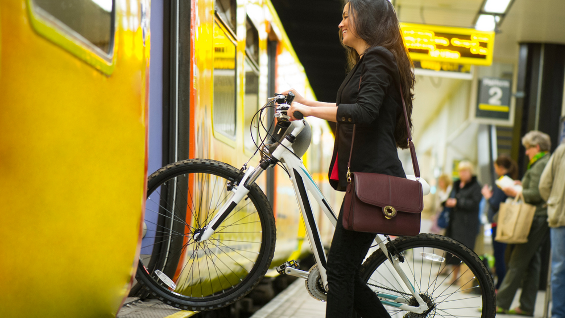 Rowery pojadą za 1 zł. Superpromocja na przejazd pociągiem We wrześniu przez tydzień będą mogli przewozić rowery pociągiem za złotówkę.