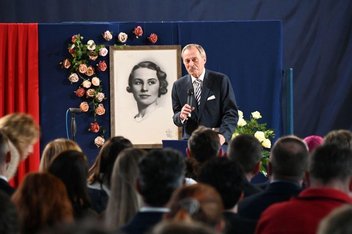 Róża Zamoyska z Dziećmi Zamojszczyzny będą patronowali zwierzynieckiej szkole Róża Zamoyska z Dziećmi Zamojszczyzny będą patronowali zwierzynieckiej szkole.