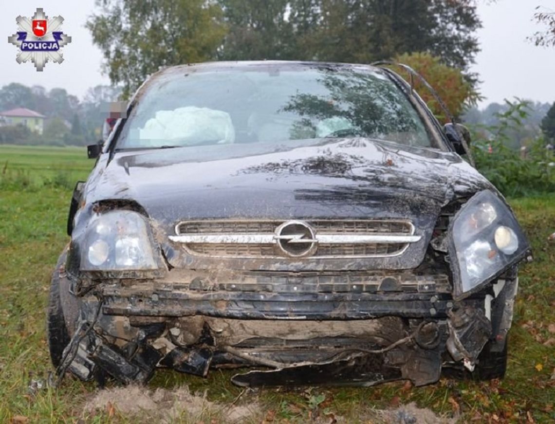 Różaniec: Opel dachował w rowie. Jedna osoba poważnie ranna (ZDJĘCIA)