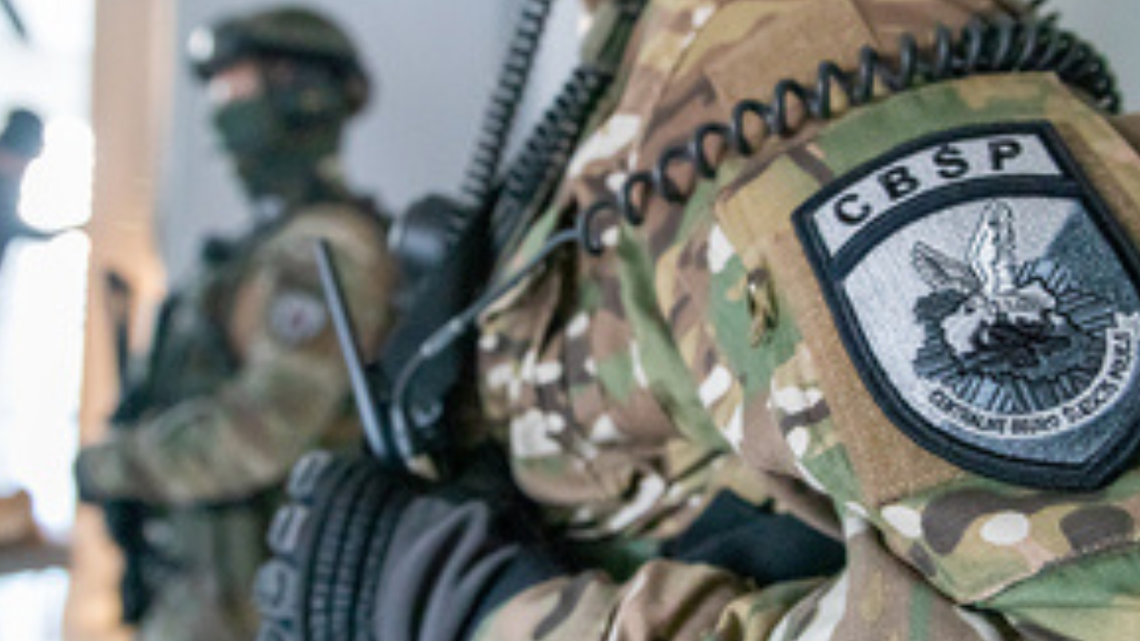 Rozbili grupę przestępczą. Działała pod kościelnym przykryciem Z ustaleń śledczych wynika, że – jak podaje CBŚP – przestępcy wykorzystywali działalność jednostek organizacyjnych związków wyznaniowych, w tym Gminy Wyznaniowej Szczecin – jednostki Kościoła Naturalnego. Celem było m.in. pozyskiwanie pieniędzy i ukrywanie majątku.