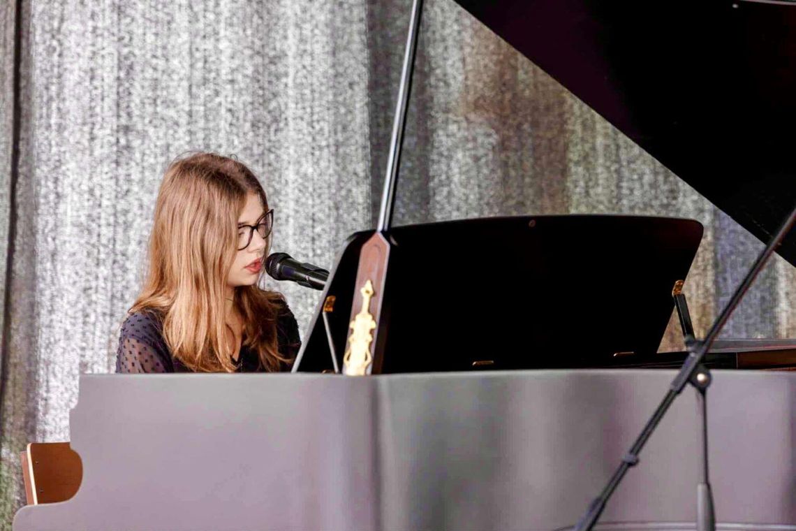 „Roztoczańskie Muzykalia” i poezja Leśmiana. Koncert w ramach Giełdy Książki Regionalnej w Zamościu Julia Muda przy fortepianie.