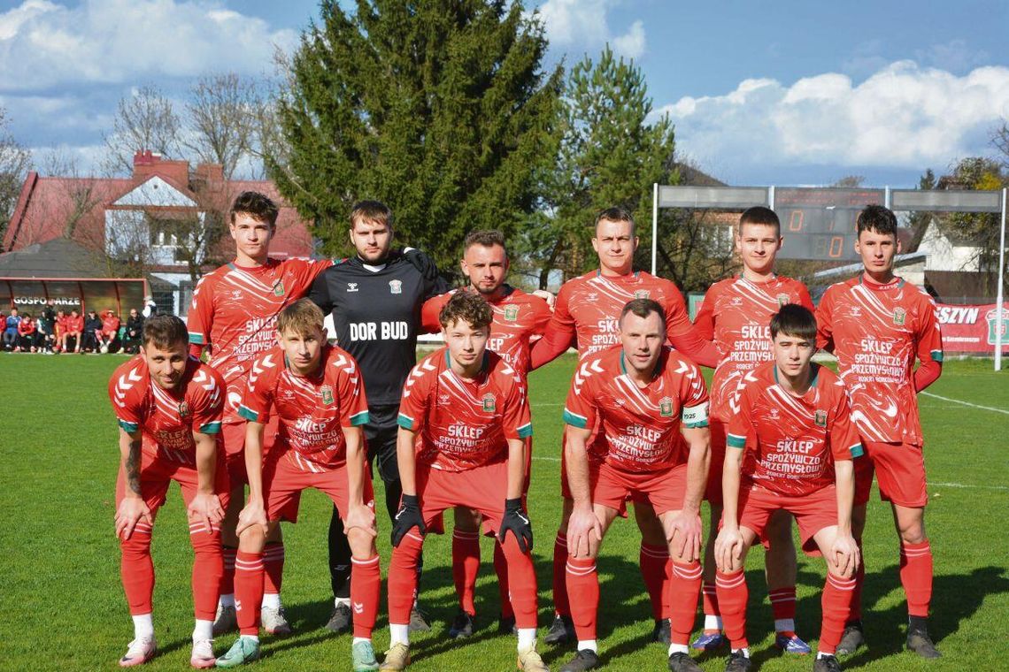 Roztocze Szczebrzeszyn przewodzi w rozgrywkach zamojskiej klasy A. Zespół ten po trzech latach przerwy znów będzie uczestniczył w rywalizacji w „okręgówce”, a jego awans zbiegł się z jubileuszem 100-lecia klubu sportowego ze Szczebrzeszyna.