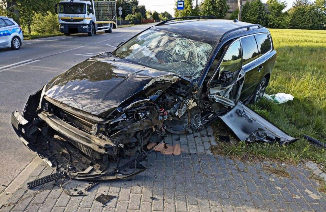 Kierujący volvo oraz jego pasażer trafili do szpitala po tym, jak prowadzony przez 61-latka samochód roztrzaskał się na drzewie.