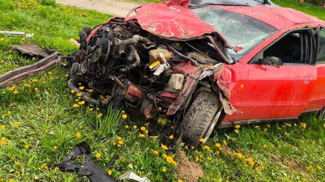 Młody kierowca przeleciał swoim autem przez posesję, żeby na koniec uderzyć w ogrodzenie.