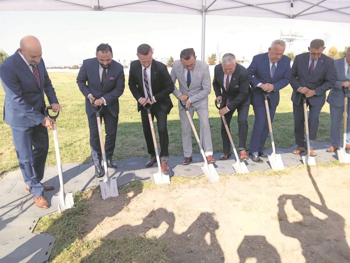 Środowe uroczystości zakończyły się podpisaniem aktu erekcyjnego i symbolicznym wbiciem łopat na placu budowy.