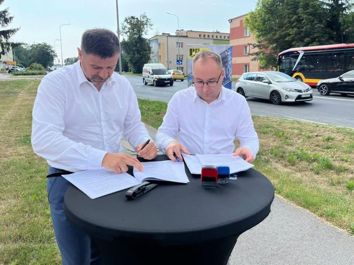 Prezydent Zamościa Rafał Zwolak i Marcin Bosak, prezes Przedsiębiorstwa Robót Drogowych w Zamościu.