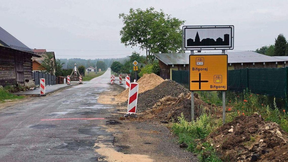 Ruszył długo wyczekiwany remont na odcinku Tereszpol – Smólsko Po zakończeniu prac kierowcy zyskają nowoczesną trasę, która usprawni codzienne dojazdy do pracy, szkół i urzędów. Fot. Powiat Biłgorajski