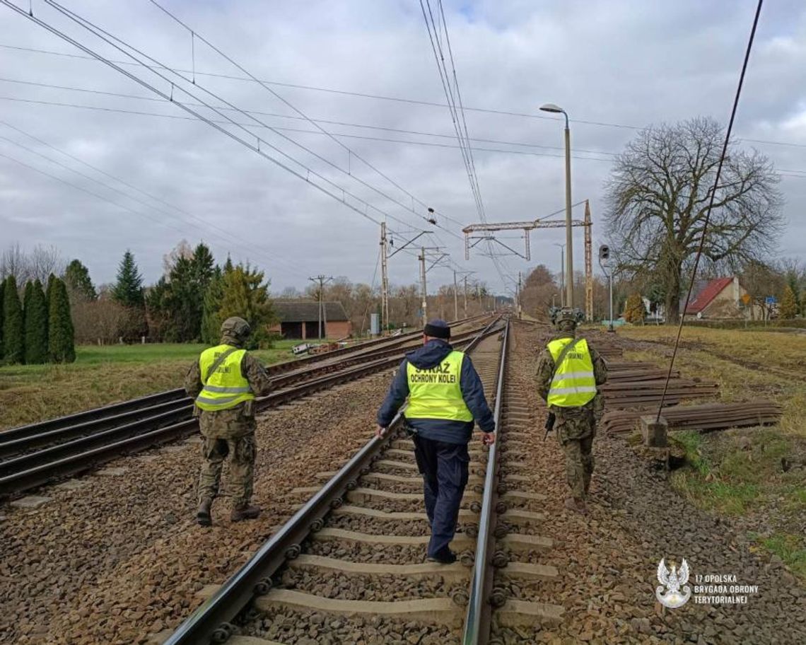Rząd ogłosił alarm Charlie. Co to oznacza? Po akcjach dywersyjnych na torach w województwach mazowieckim i lubelskim w Polsce obowiązuje alarm Charlie.