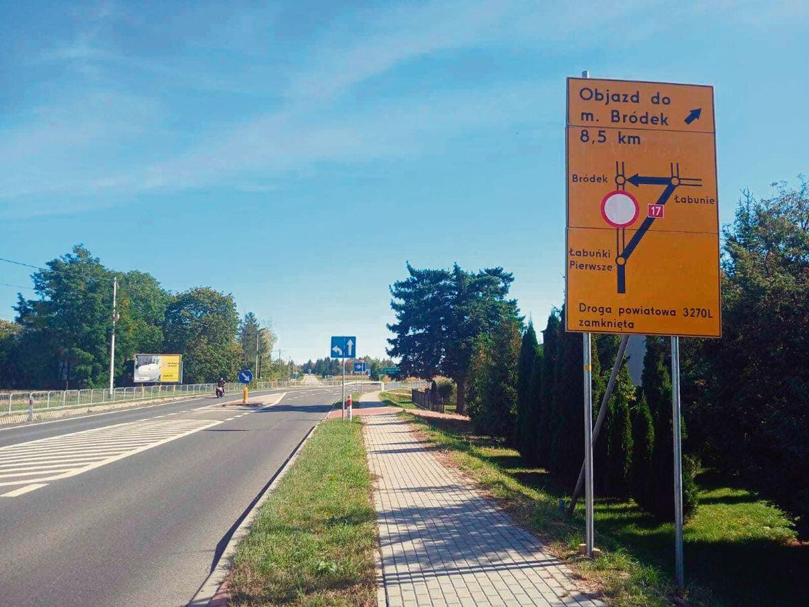 W związku z budową drogi ekspresowej S17 zamknięte zostały trzy drogi powiatowe, co wiąże się z dużymi utrudnieniami dla części mieszkańców gminy Łabunie oraz Komarów-Osada.