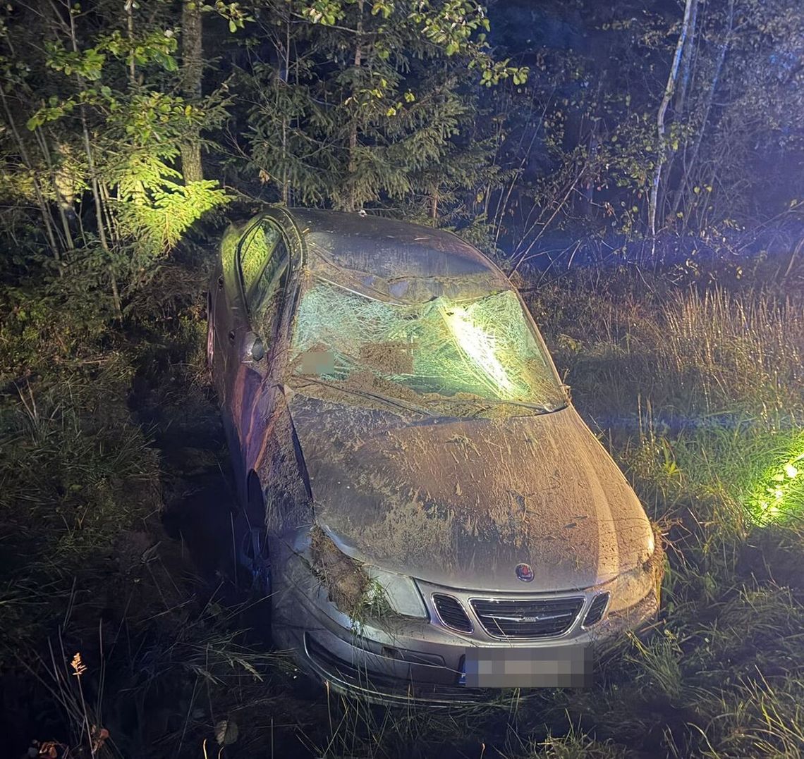 Saab dachował w Bukownicy - 26-latek stracił panowanie nad autem Saab dachował w Bukownicy - 26-latek stracił panowanie nad autem