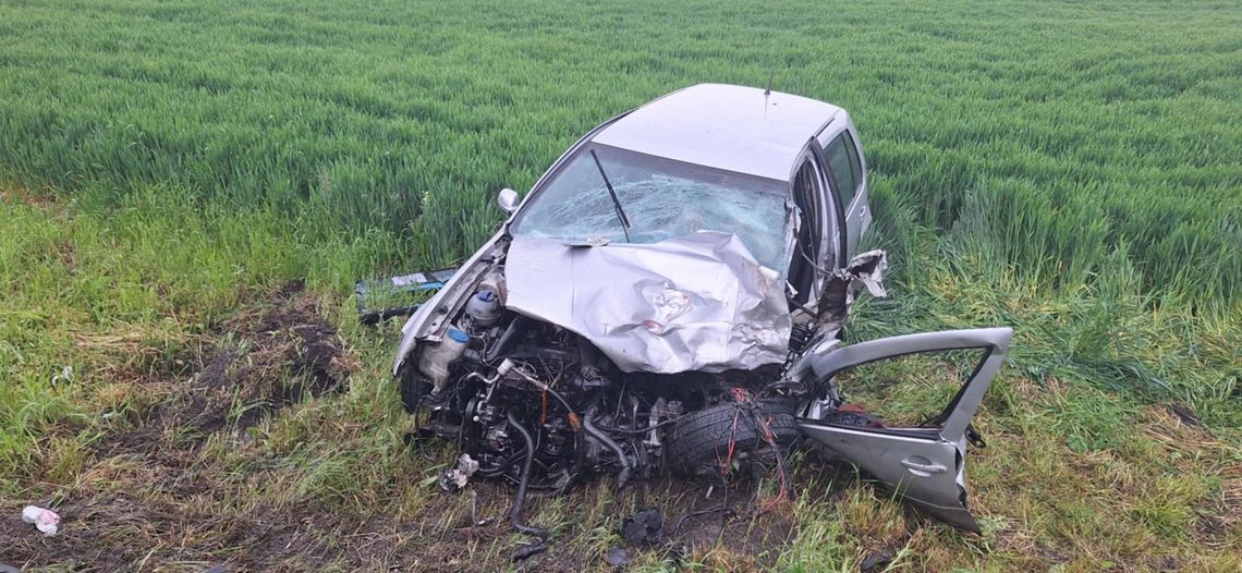 W wypadku drogowym w Sahryniu ranny został kierowca volkswagena golfa.