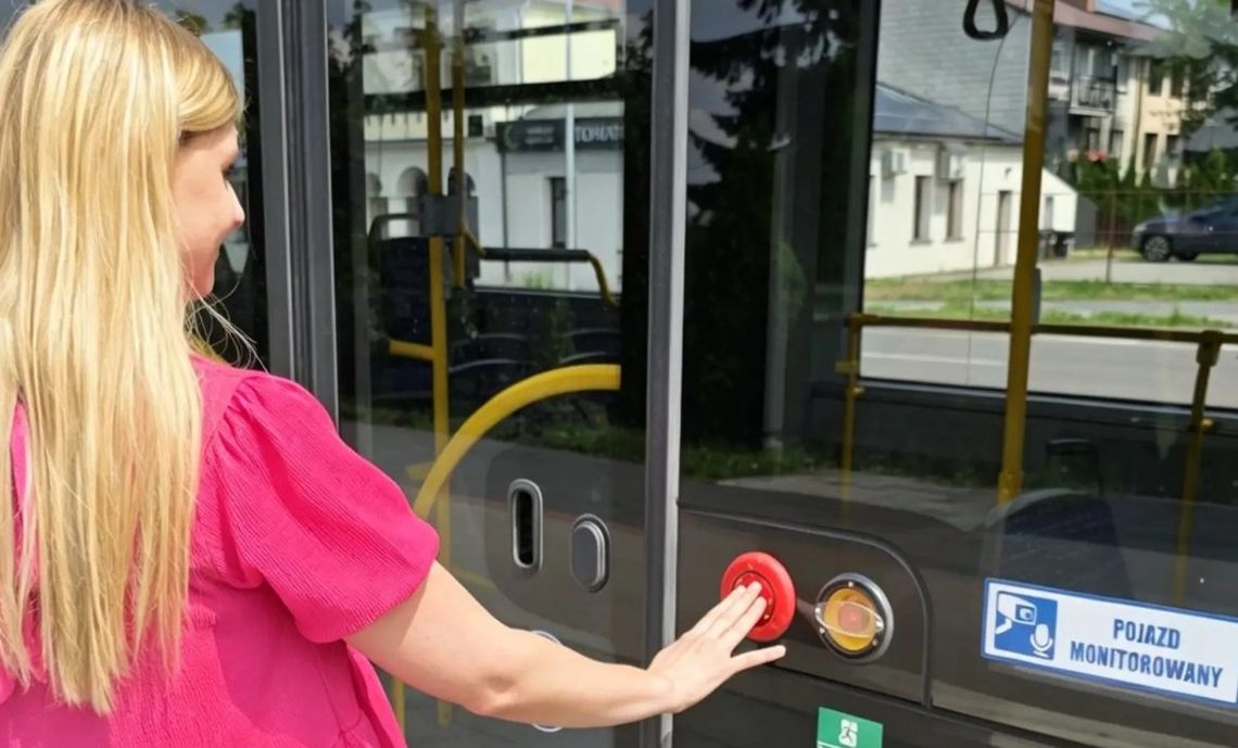 Sam sobie otwórz drzwi! MZK Zamość promuje „ciepły guzik” Pasażerowie komunikacji miejskiej w Zamościu mają częściej korzystać z przycisków otwierania drzwi.