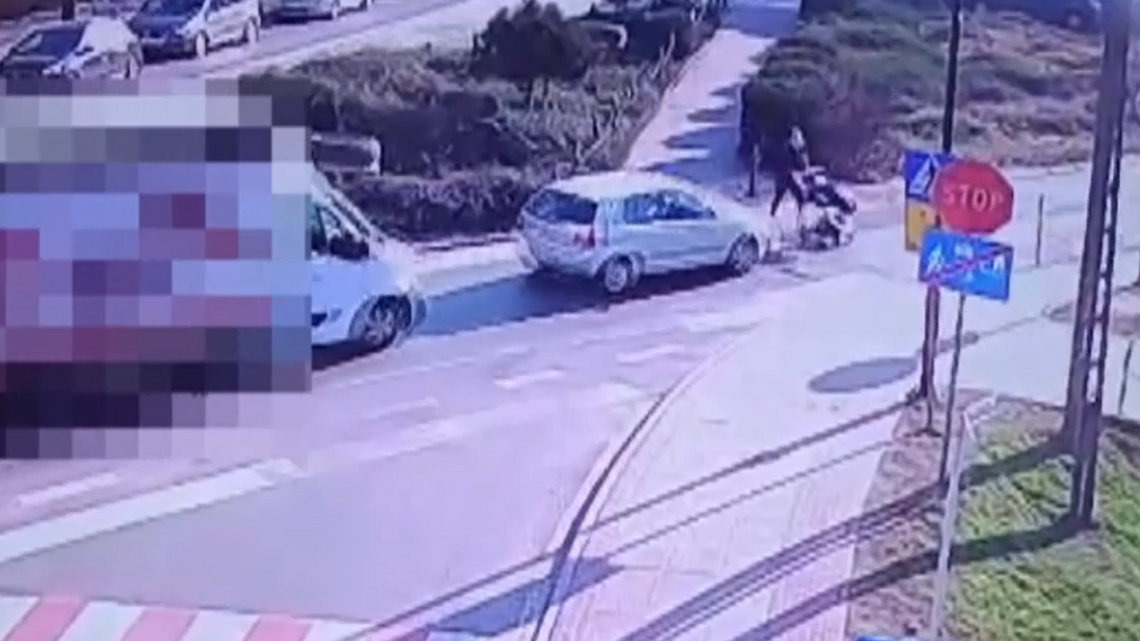 Na miejscu policjanci z KPP ustalili, że ulicą przechodziła 39-letnia kobieta, która pchała wózek z dzieckiem. Była dobrze widoczna.