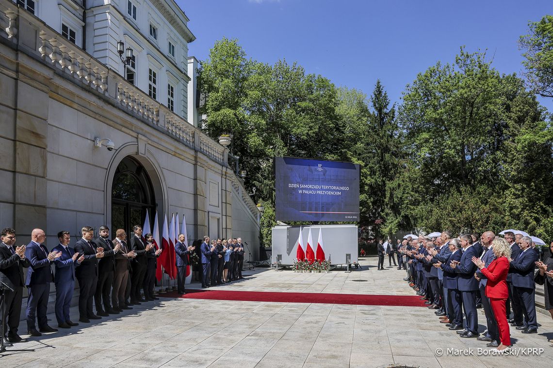 Samorządowcy z Lubelskiego odznaczeni przez prezydenta. Wśród nich marszałek, burmistrz i starosta W przeddzień Dnia Samorządu Terytorialnego w ogrodach Pałacu Prezydenckiego odbyła się uroczystość, podczas której prezydent Karol Nawrocki wręczył odznaczenia państwowe zasłużonym samorządowcom z całej Polski.