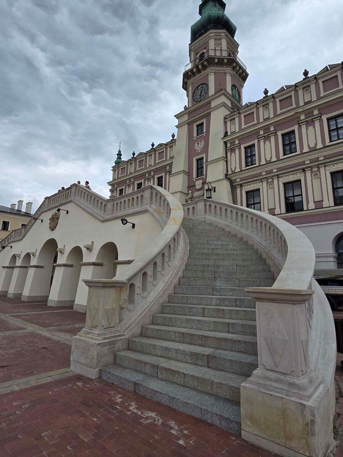 Schody zamojskiego Ratusza po remoncie. Koszt to ponad 400 tys. zł Schody Ratusza w Zamościu są już po remoncie.