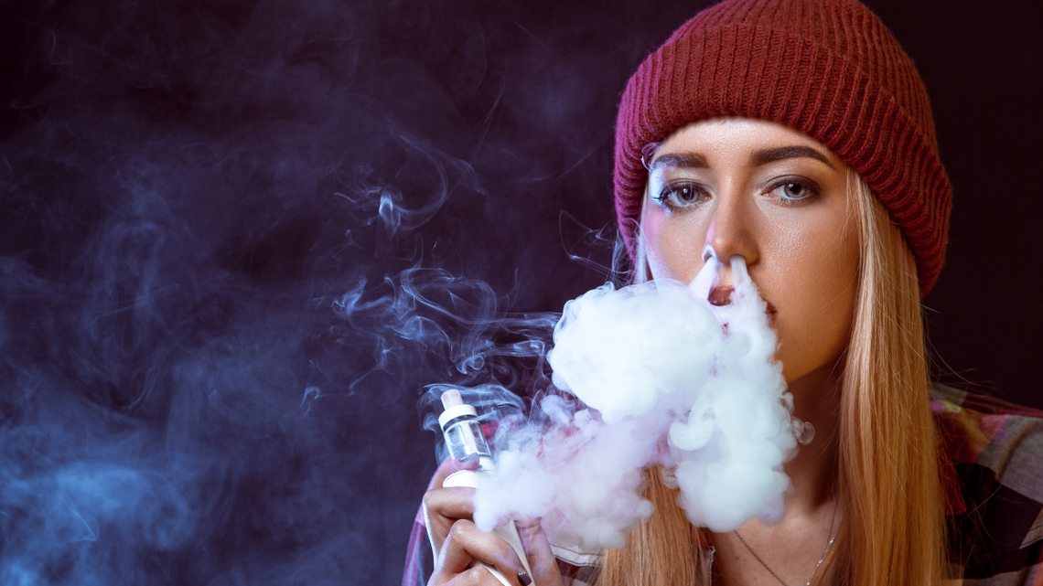 Sejm przyjął nowelizację ustawy, która wprowadza przepisy zakazujące sprzedaży e-papierosów osobom poniżej 18 roku życia.