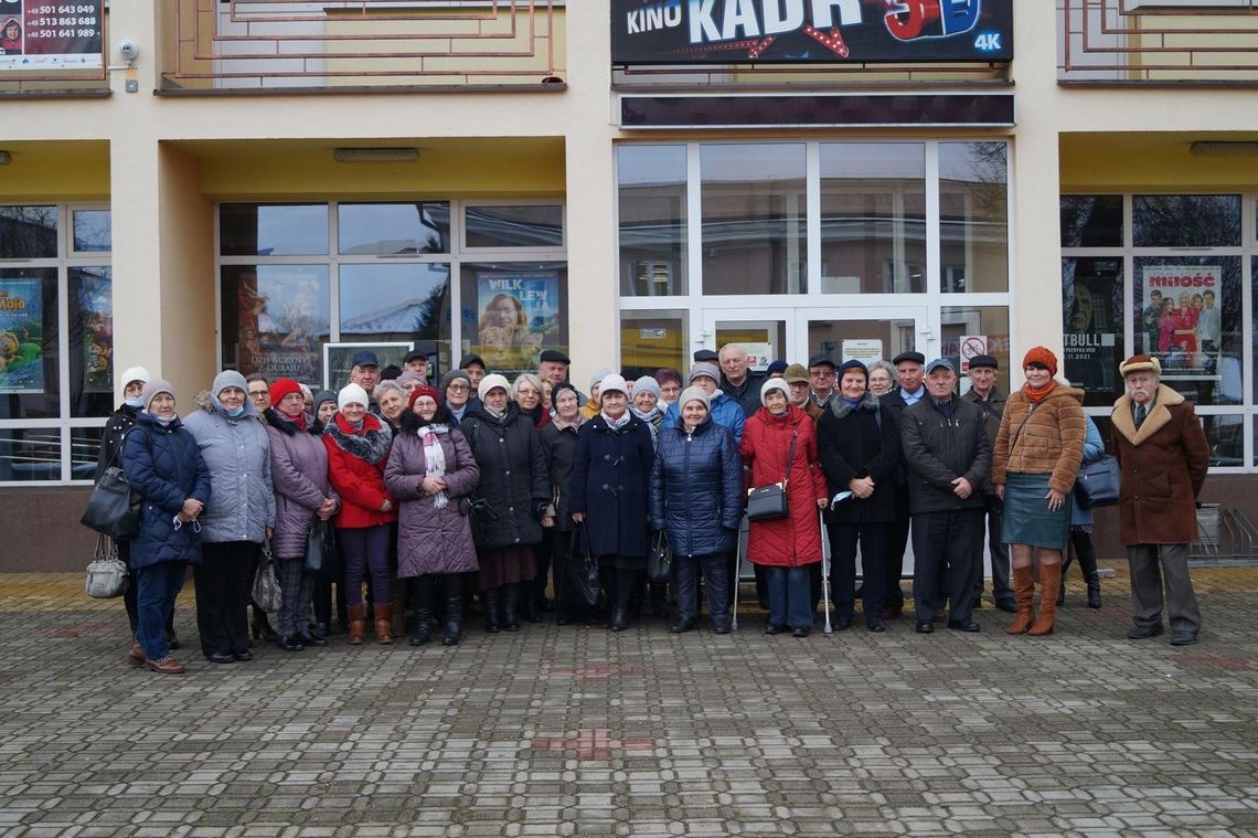 Seniorzy z gminy Telatyn pojechali do kina