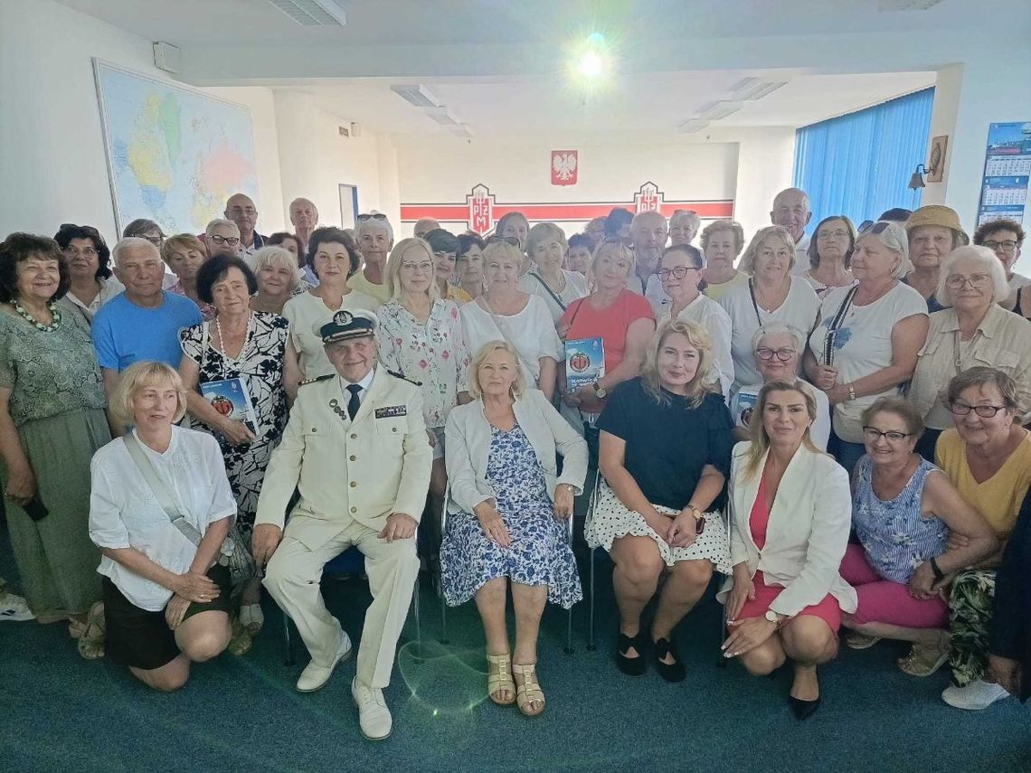 Seniorzy z Zamojskiego Uniwersytetu Trzeciego Wieku z wizytą w Szczecinie Seniorzy nie kryli wdzięczności za gościnność i przygotowane atrakcje, dziękując władzom PŻM za ciepłe przyjęcie. Fot. ZUTW