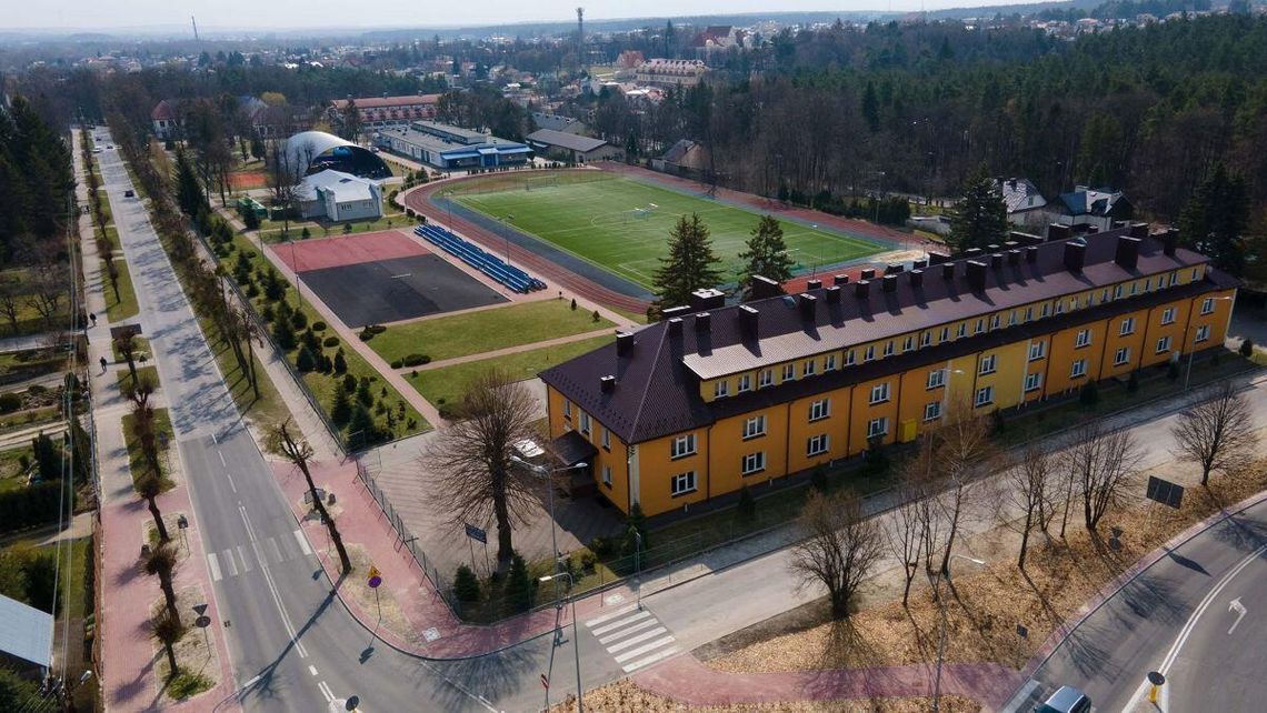 Seria alarmów bombowych w tomaszowskich szkołach. Służby w akcji, ewakuacja i przerwane egzaminy Kilka fałszywych, jak się okazało, alarmów bombowych dotarło w ostatnich dniach do tomaszowskiego Mechanika. Ale to nie jedyna szkoła w regionie, która musiała zmierzyć się z taką niebezpieczną wiadomością.