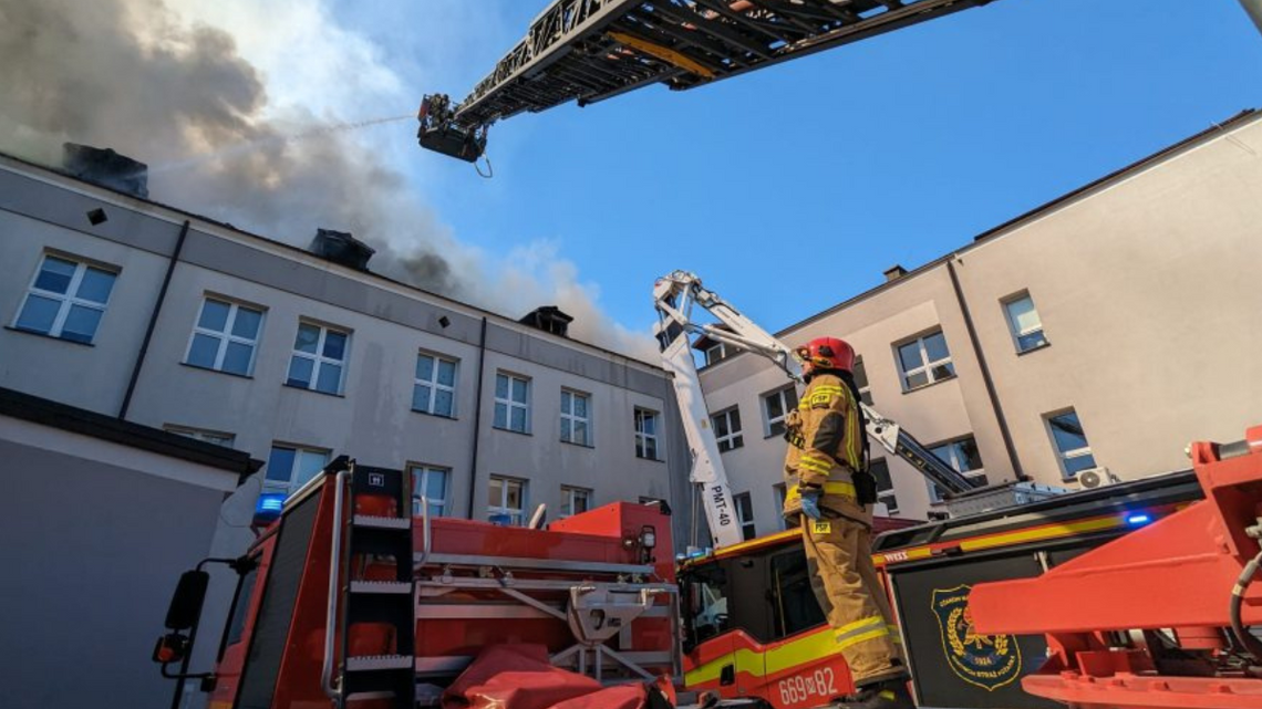 Wielkie, azjatyckie centrum handlowe w Warszawie. Szkoła w Grodzisku Mazowieckim. Składowiska odpadów w Katowicach i Wrocławiu. Nad polskimi miastami wisi gęsty, czarny dym.