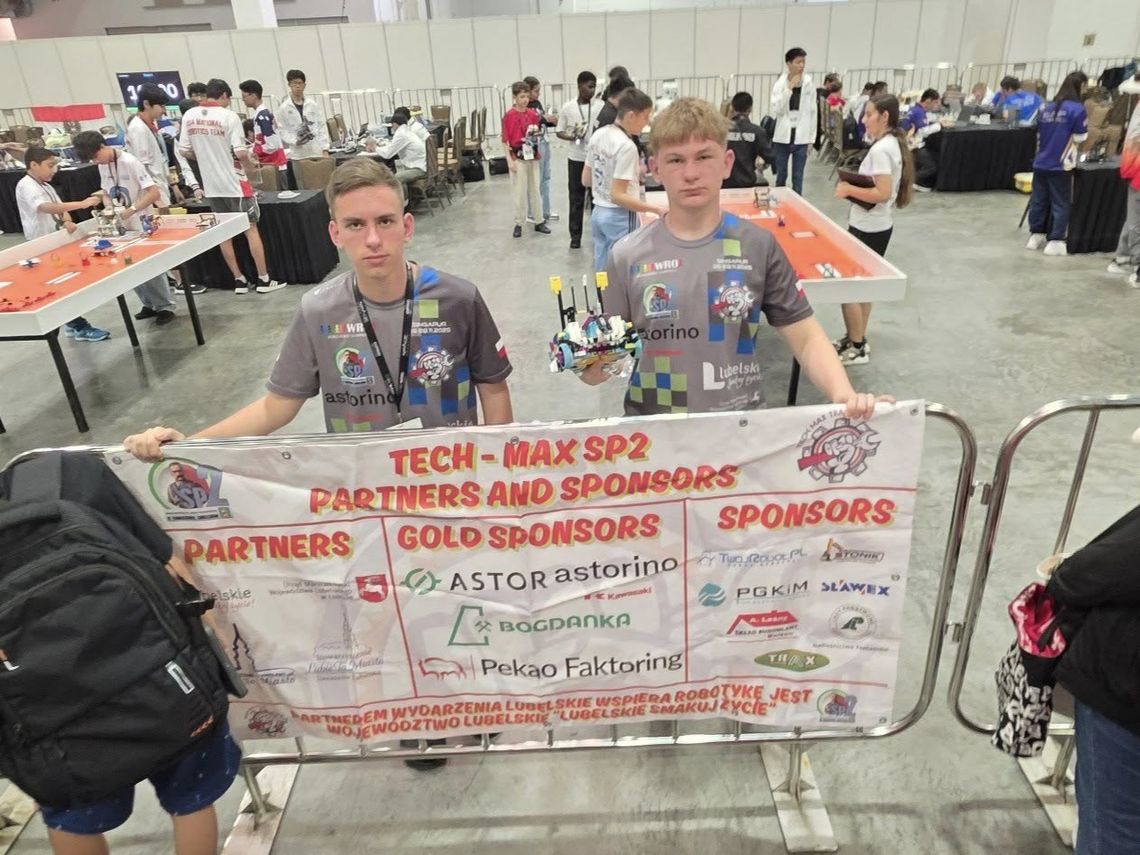 Singapur: Światowy sukces Tech-Max SP2 Original. Reprezentanci Polski i Tomaszowa Lubelskiego na 61. miejscu Kornel Słoboda i Szymon Stefanik zakończyli rywalizację w Finale Światowym World Robot Olympiad 2025 w Singapurze, zajmując 61. miejsce na 114 drużyn w kategorii Robo Mission Junior.
