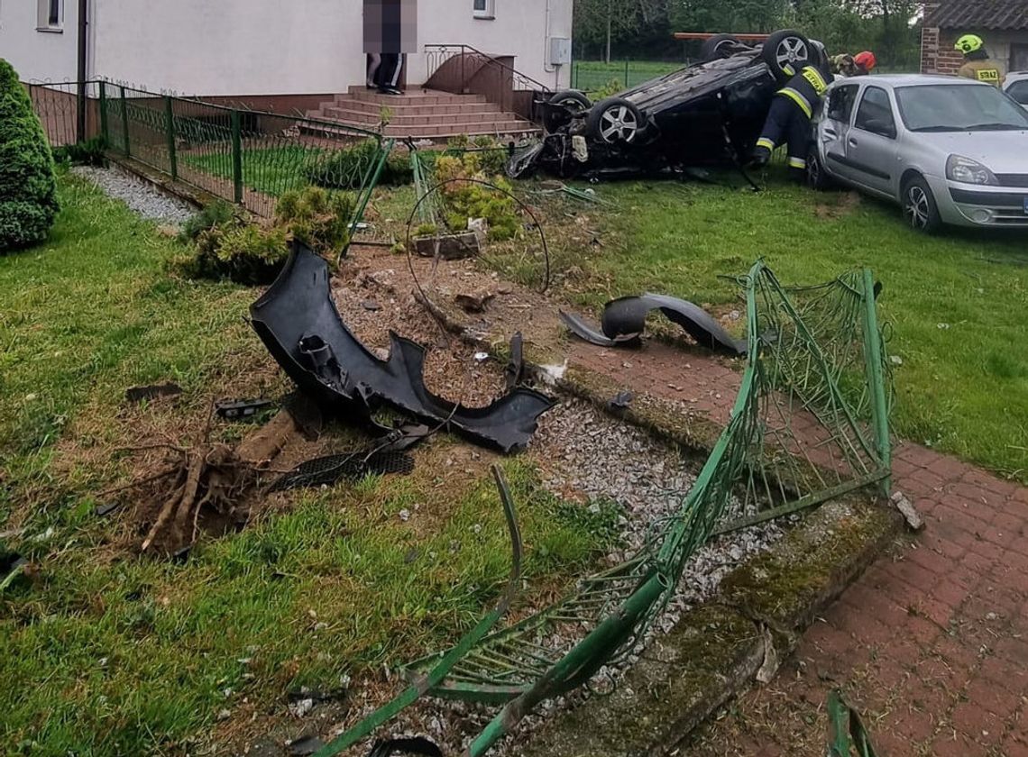 W Sitańcu Kolonii kierujący seatem stracił panowanie nad pojazdem, wjechał na teren posesji uszkadzając ogrodzenie oraz zaparkowany na podwórzu pojazd marki Renault.