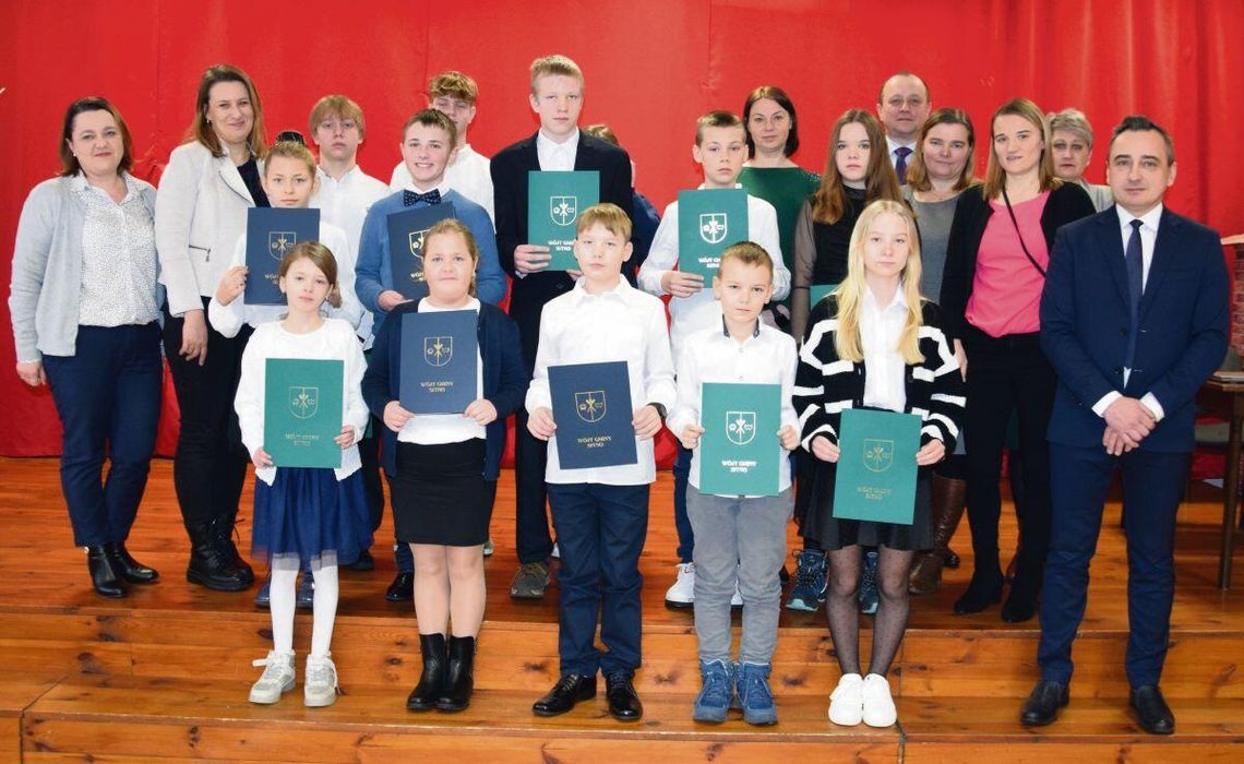 Uroczyste wręczenie stypendiów wójta gminy Sitno odbyło się w Centrum Kultury z Biblioteką w Sitnie.