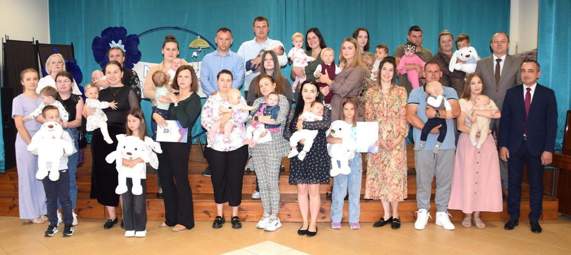 Najmłodsi mieszkańcy gminy Sitno otrzymali wyjątkowe powitanie. Były gratulacje, bony podarunkowe i maskotki dla maluchów.