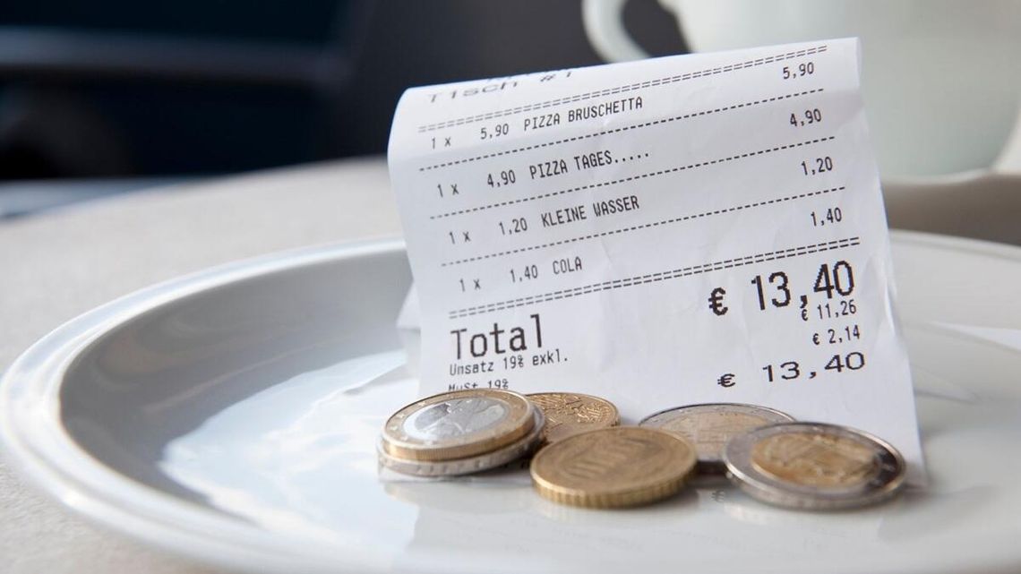 Napiwki w gotówce odchodzą do przeszłości – klienci coraz chętniej zostawiają je kartą, przez aplikacje lub kody QR.