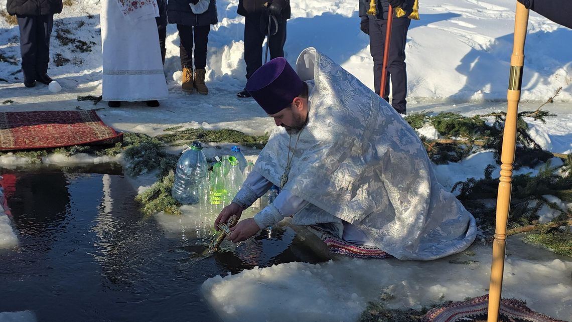 Duchowny dokonał obrzędu trzykrotnego zanurzenia krzyża w wodach rzeki. Według tradycji, akt ten ma przywrócić wodzie jej pierwotną czystość i sprowadzić na nią Boże Błogosławieństwo