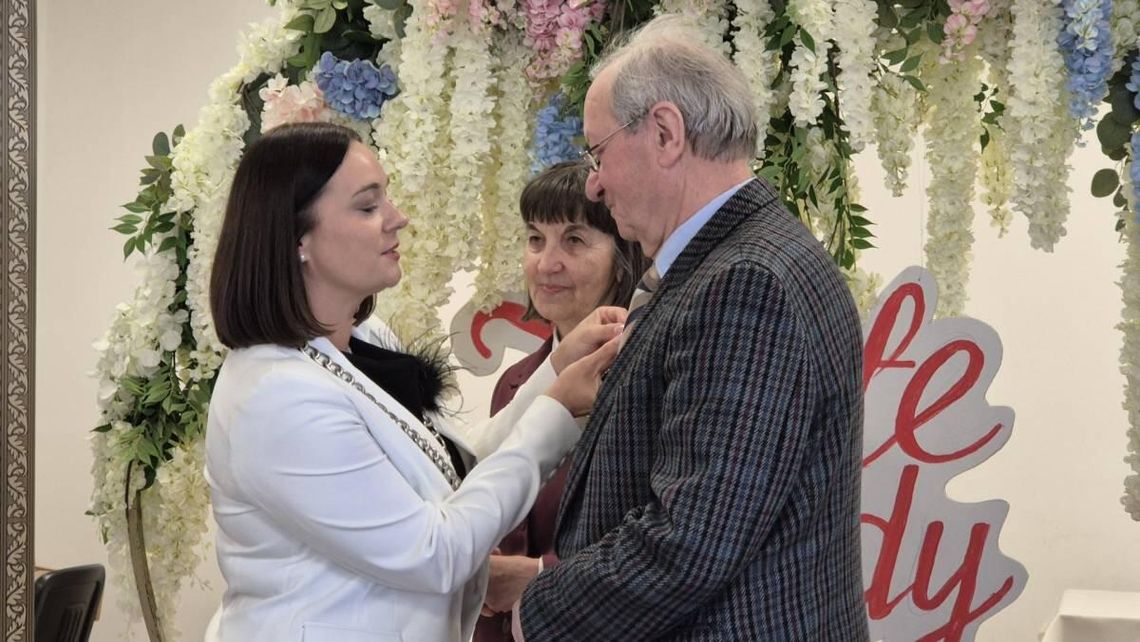 Ślubowali sobie miłość w 1974 roku, teraz odebrali medale. Niezwykła uroczystość w Zwierzyńcu