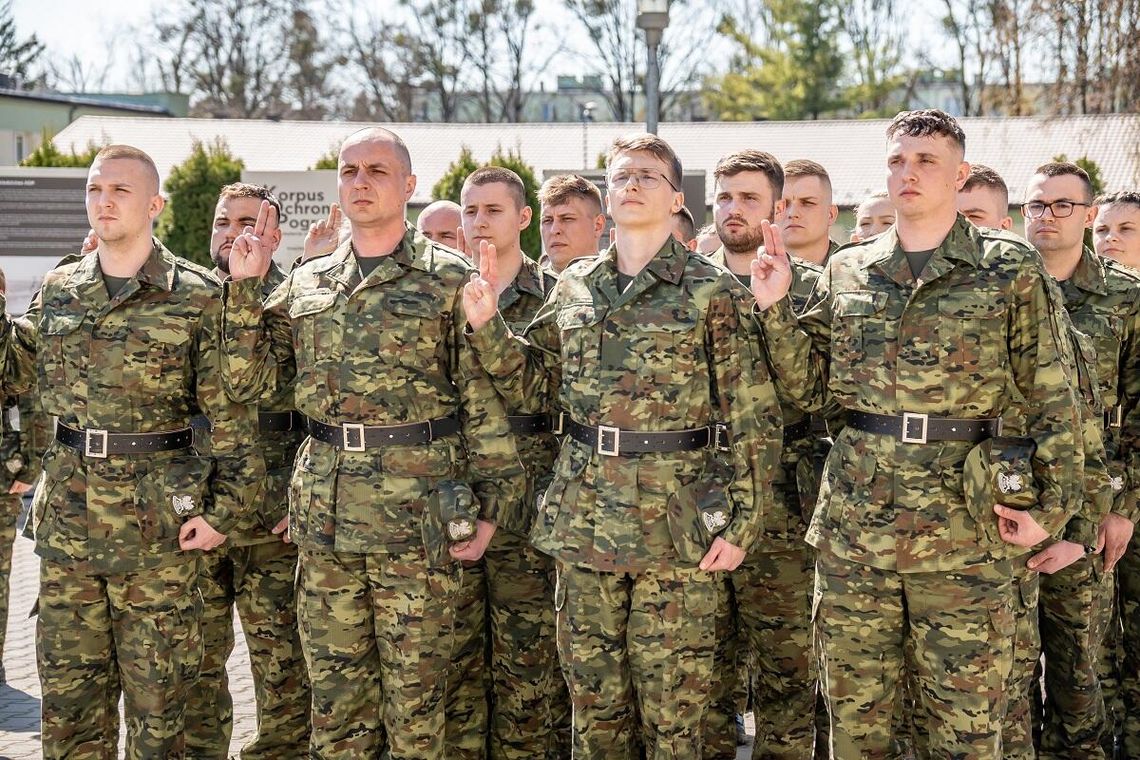 Nowi funkcjonariusze Straży Granicznej podczas uroczystości ślubowania w komendzie Nadbużańskiego Oddziału SG.