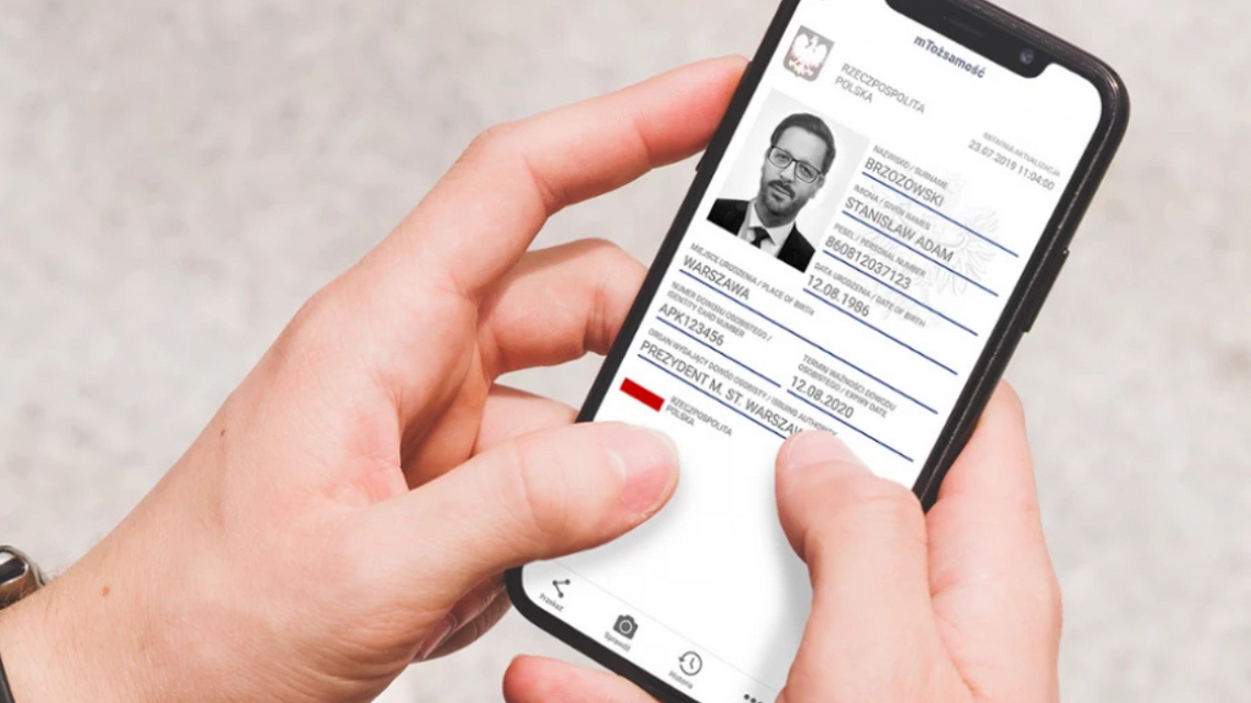Koniec z portfelami pełnymi dokumentów. Wystarczy smartfon z aplikacją mObywatel i można ruszać do krajów UE.