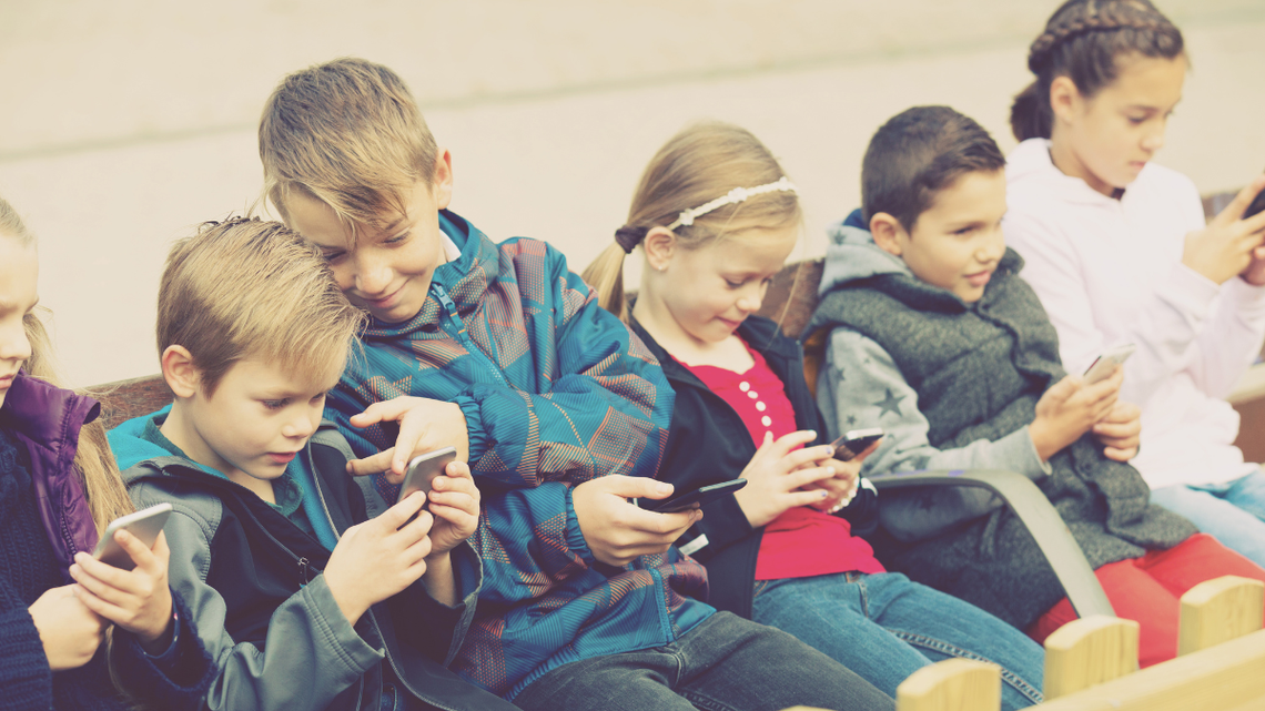 10 grudnia 2025 roku zakaz korzystania z mediów społecznościowych dla dzieci poniżej 16 lat wprowadziła Australia.