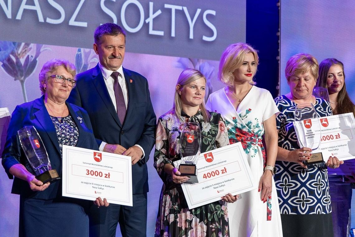 Lucyna Gontarz (druga od lewej) odebrała trzecią nagrodę w konkursie na najbardziej aktywnego lidera lokalnej społeczności w województwie lubelskim - „Nasz sołtys”.