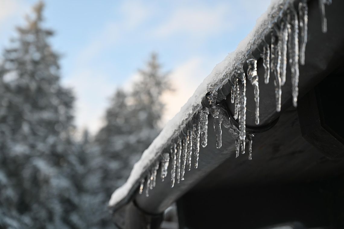 Sople nad głową i śnieg na dachu. Zimowe zaniedbania mogą słono kosztować Zimą nie tylko śliskie chodniki, ale także spadające z dachów sople i śnieg to realne zagrożenie.