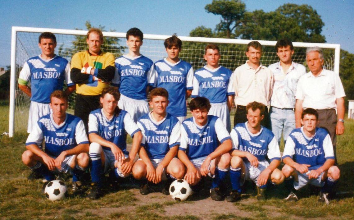 Sparta Łabunie i czasy, gdy premią były wędliny. W cyklu "Kroniki Tygodnia" Sparta Łabunie przed jednym z meczów w rundzie wiosennej sezonu 1995/1996. Stoją od lewej: Jan Lewicki (kapitan zespołu), Adam Niemczuk, Przemysław Michalak, Dariusz Grela, Paweł Pałka, Jerzy Wiater (zawodnik i sekretarz klubu), Jerzy Chmiel i Gabriel Sokołowski (prezes zarządu klubu).