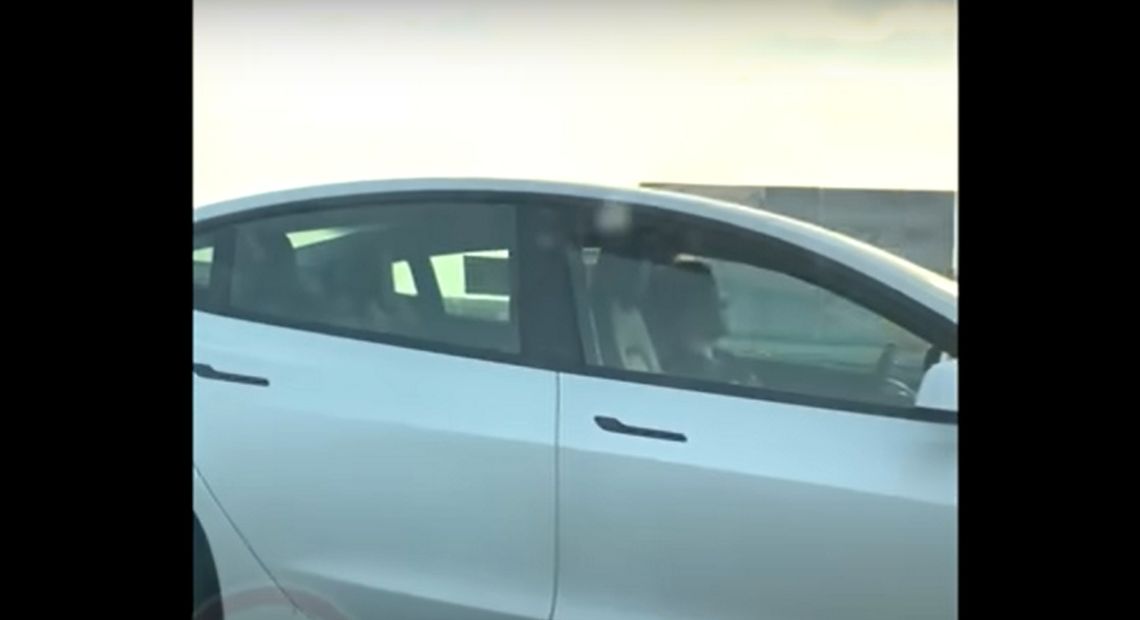 Nie spałam, tylko unikałam kontaktu wzrokowego, widząc, że mnie nagrywa kierowca, który przesłał powyższy filmik - wyjaśnia kobieta z Tesli.